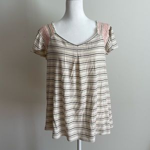 DR2 NWT Ribbed Striped v-neck Top with V back. Embroidery detail - Sz Lg